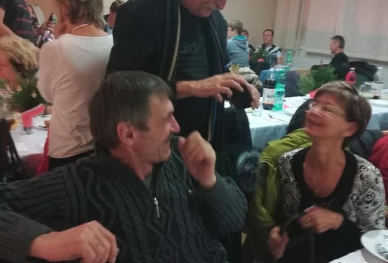 Spoločné posedenie pri stole počas vianočnej kapustnice